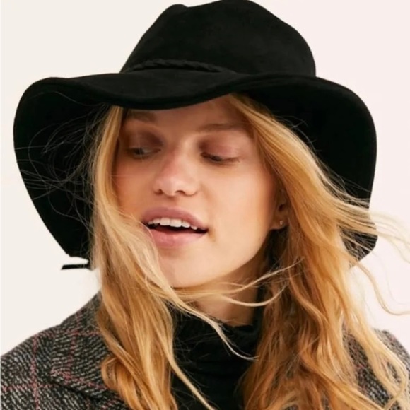 Free People Accessories - NWOT Free People Tennessee Suede Floppy Black Bucket Hat